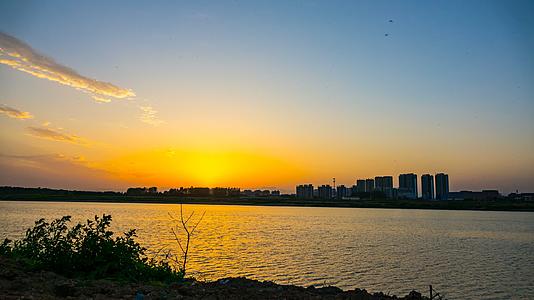 延时摄影湖边日落日转夜河堤视频的预览图