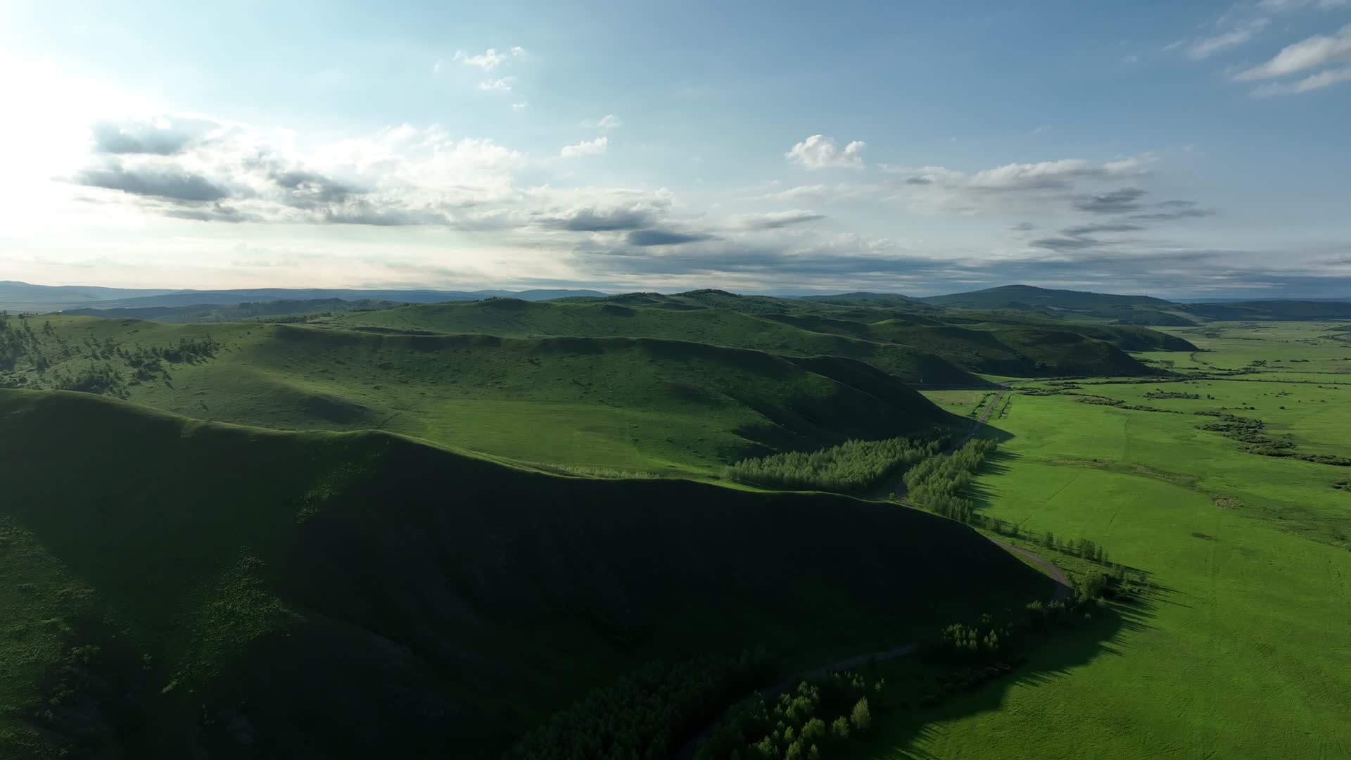 航拍大森林公园丘陵山地风景视频的预览图