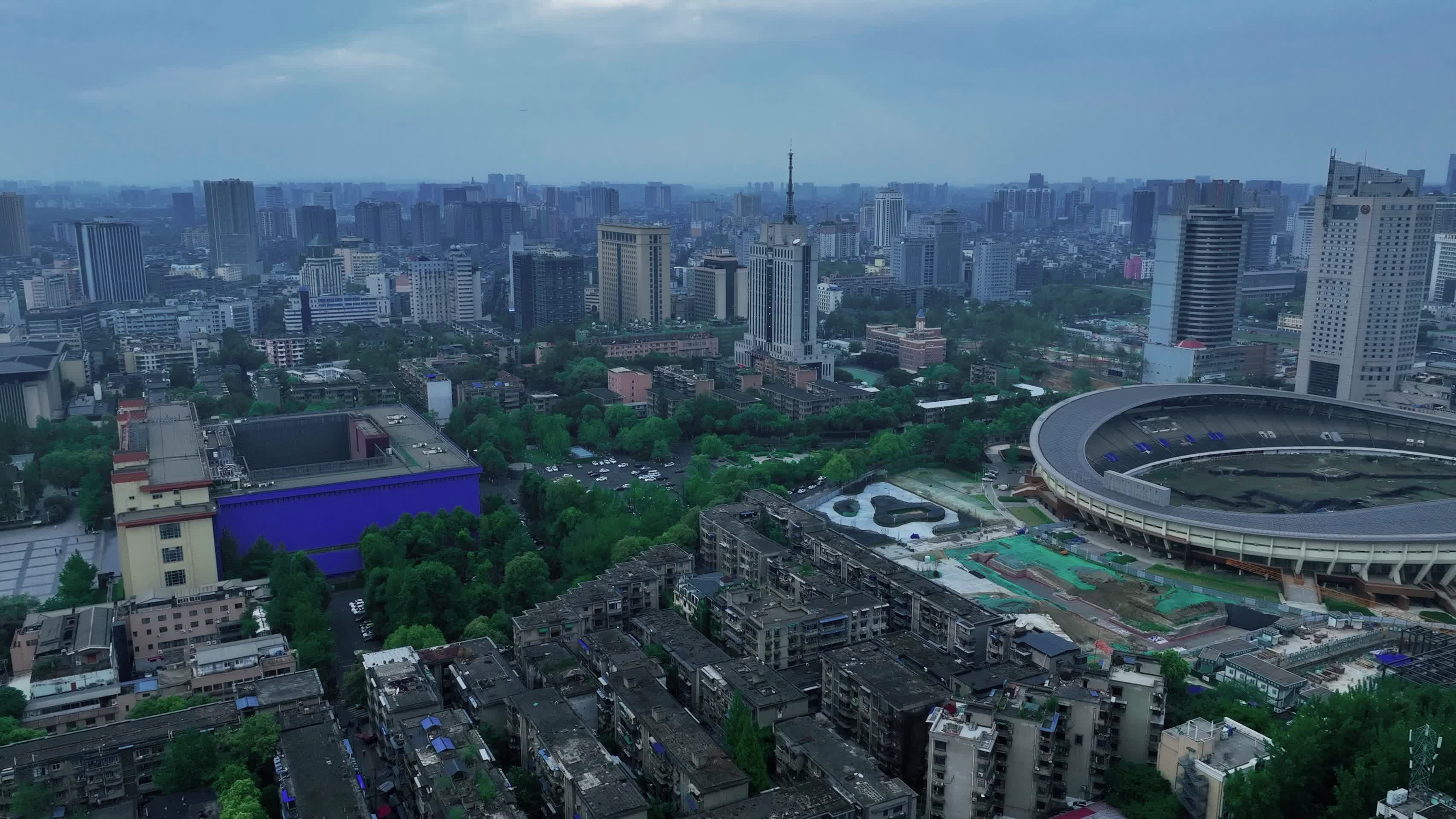 4K航拍四川成都体育中心广场视频的预览图