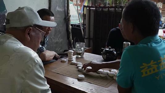 茶馆门口下像棋的老人们视频的预览图