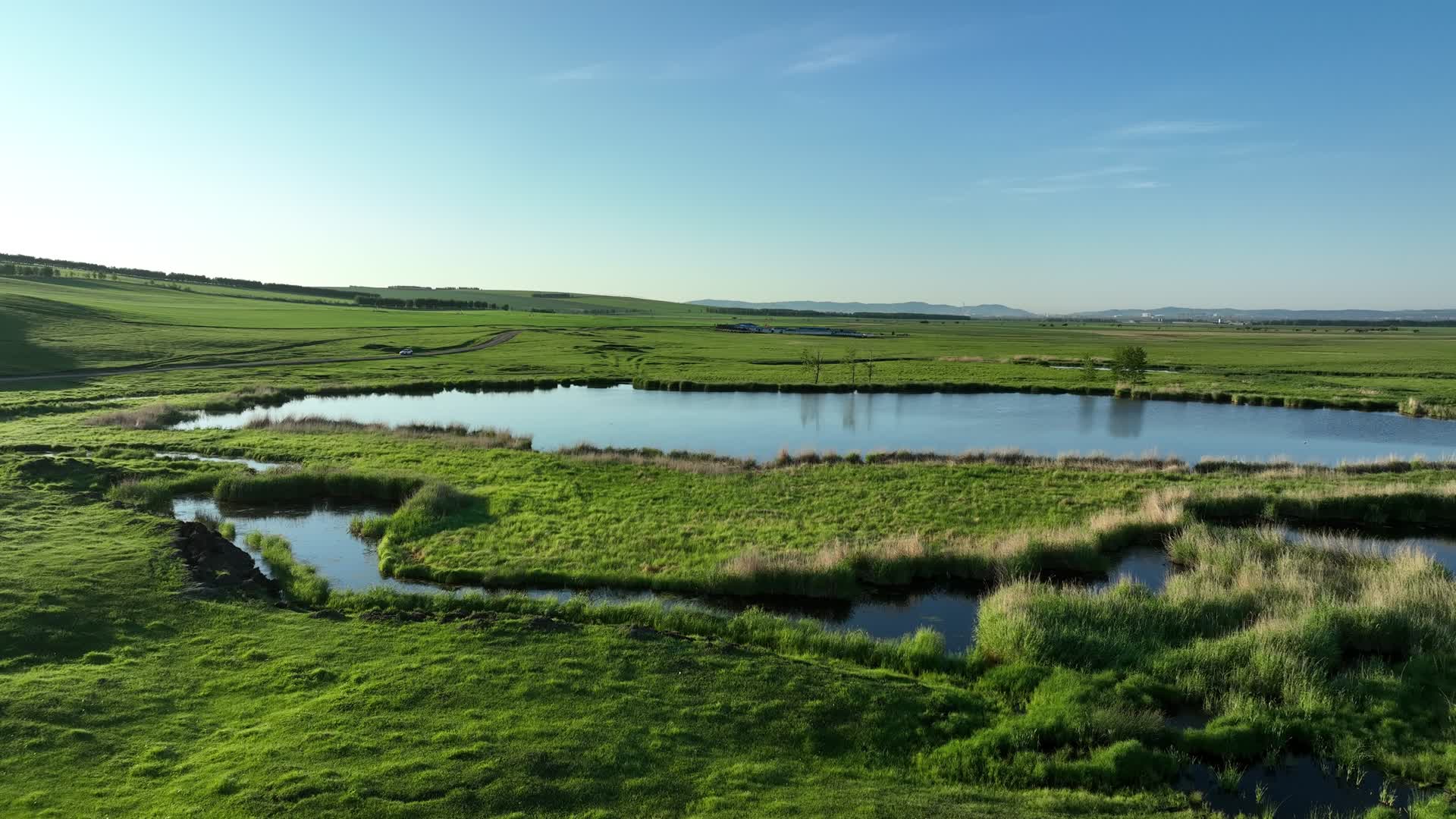 航拍呼伦贝尔湿地湖泊风景视频的预览图
