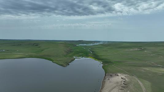 航拍呼伦贝尔草原湖泊夏日风景视频的预览图