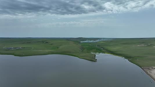 航拍呼伦贝尔草原湖泊夏日风景视频的预览图