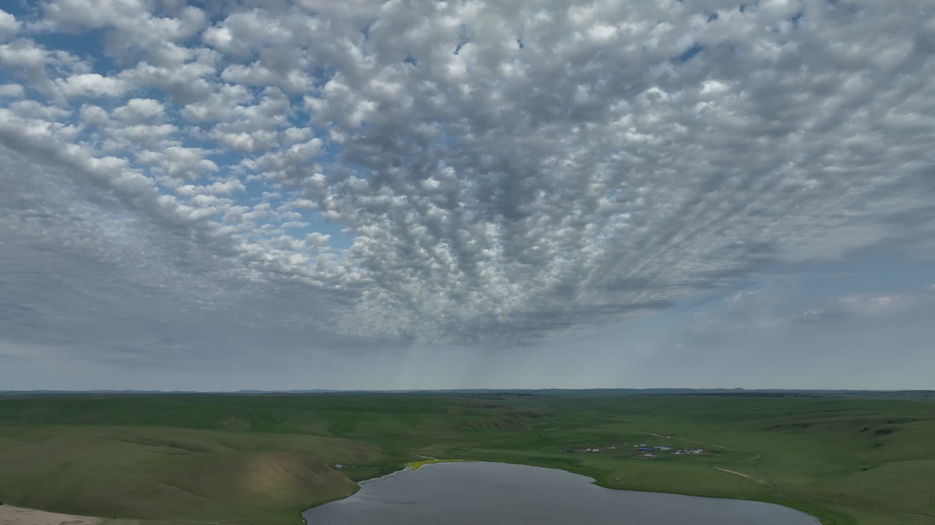 航拍呼伦贝尔草原天空放射状云彩视频的预览图