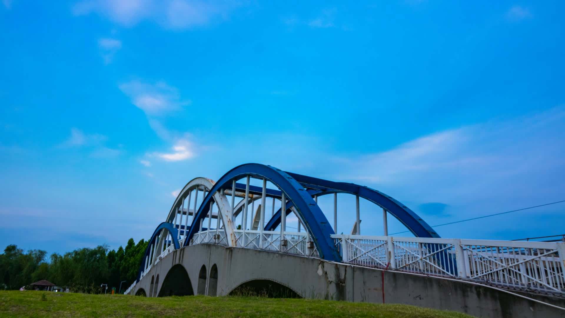 延时摄影蓝天白云一座桥蓝色调养眼4k高清视频的预览图