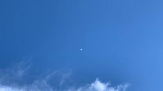 风向云层的飞机视频的预览图