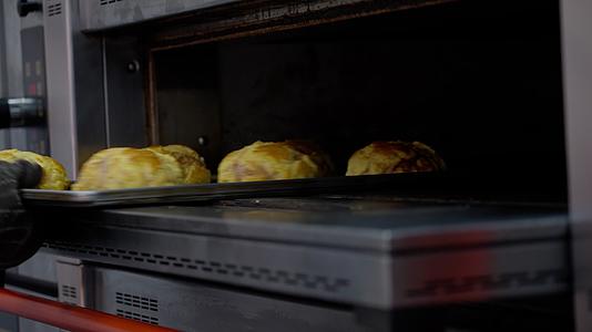 布里奥斯现烤面包面包出炉现烤产品视频的预览图
