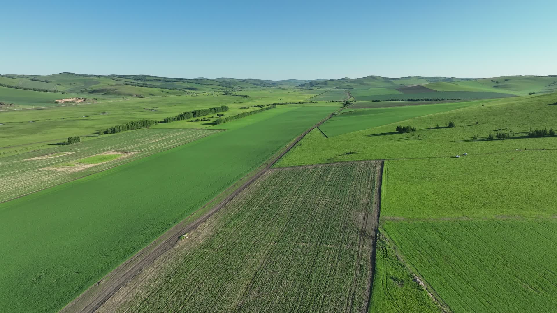 航拍山间农田耕地风景视频的预览图