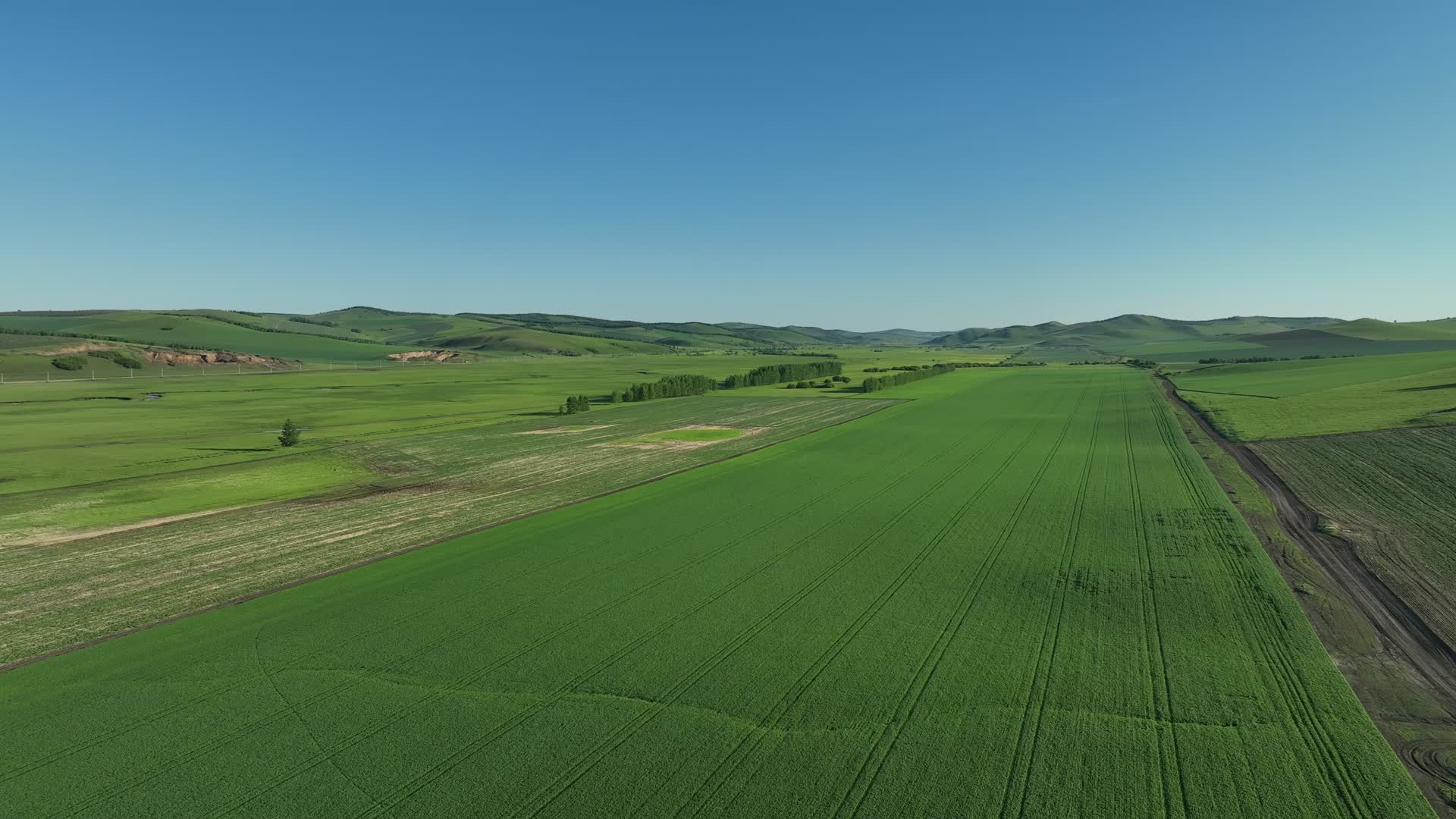 航拍山间农田耕地风景视频的预览图