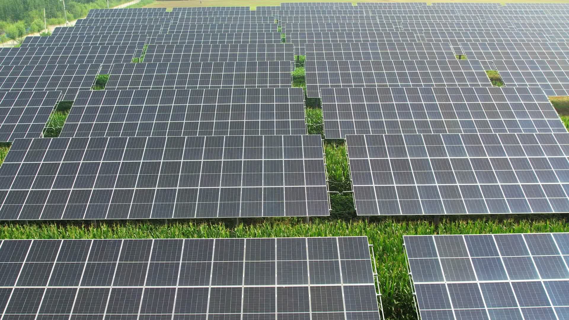 光伏航拍太阳能发电新能源太阳能板视频的预览图