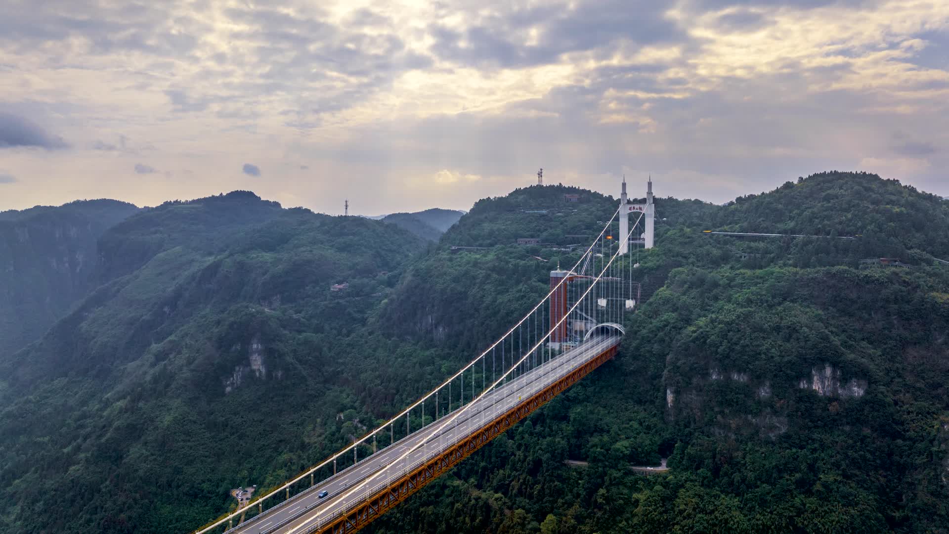 4K延时航拍湖南湘西矮寨大桥蓝天白云光影视频的预览图