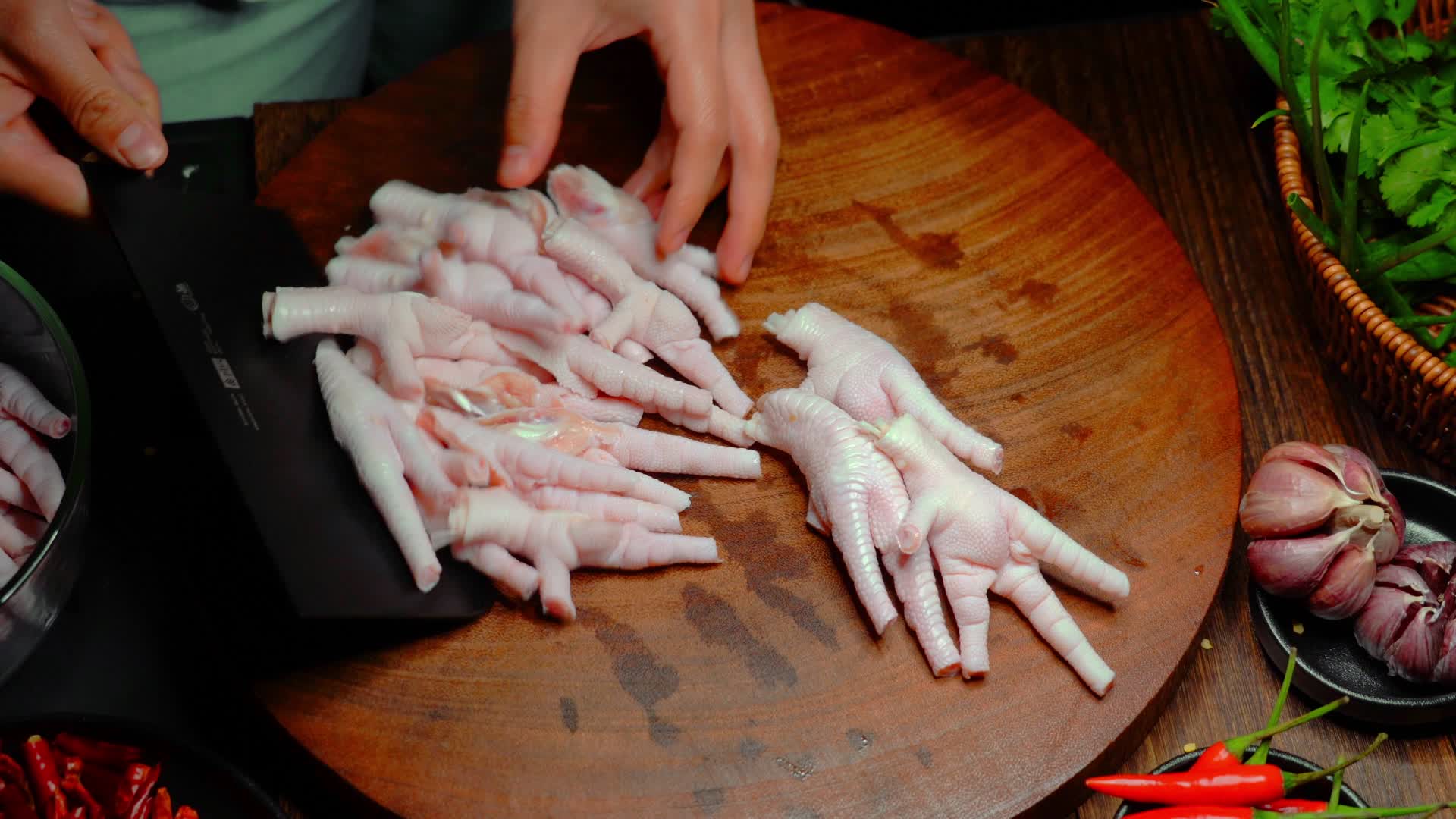 美食制作凉拌鸡脚配料制作及烹饪过程视频的预览图