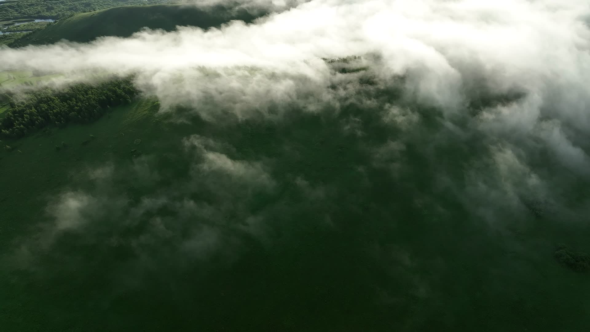 航拍丘陵山地夏日风景视频的预览图