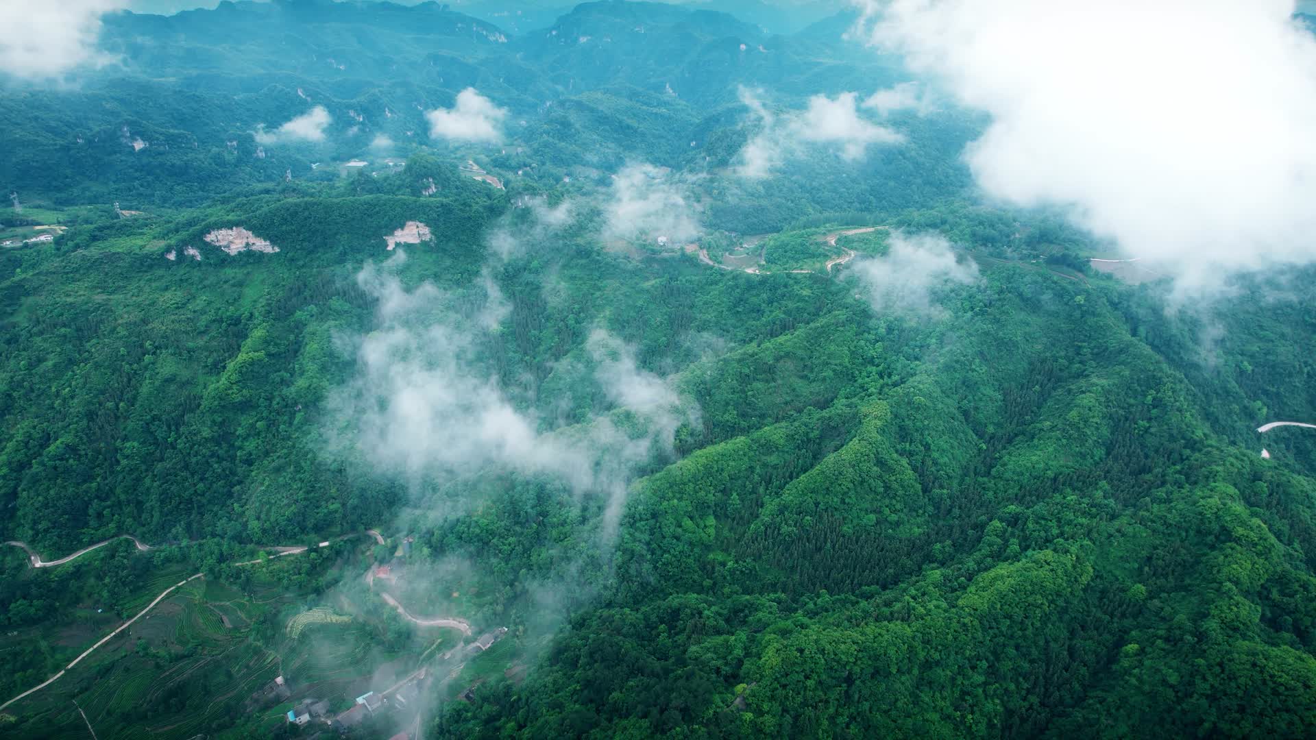 4K大自然山峰森林云雾航拍视频视频的预览图