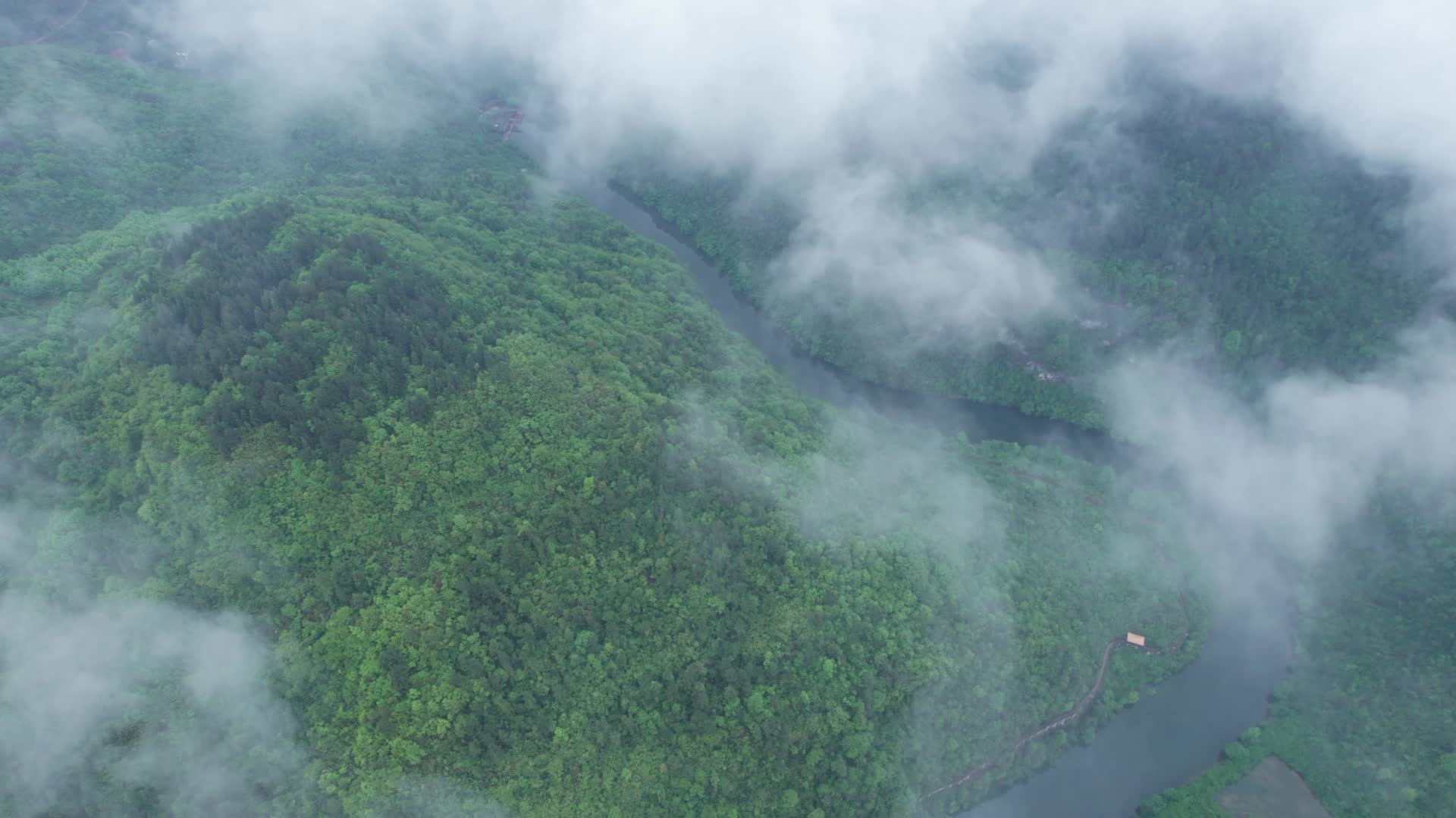 4K湖北恩施龙船水乡自然山峰河流云雾航拍视频视频的预览图