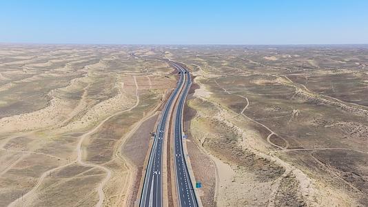 4K航拍新疆S21北疆沙漠公路风景视频的预览图