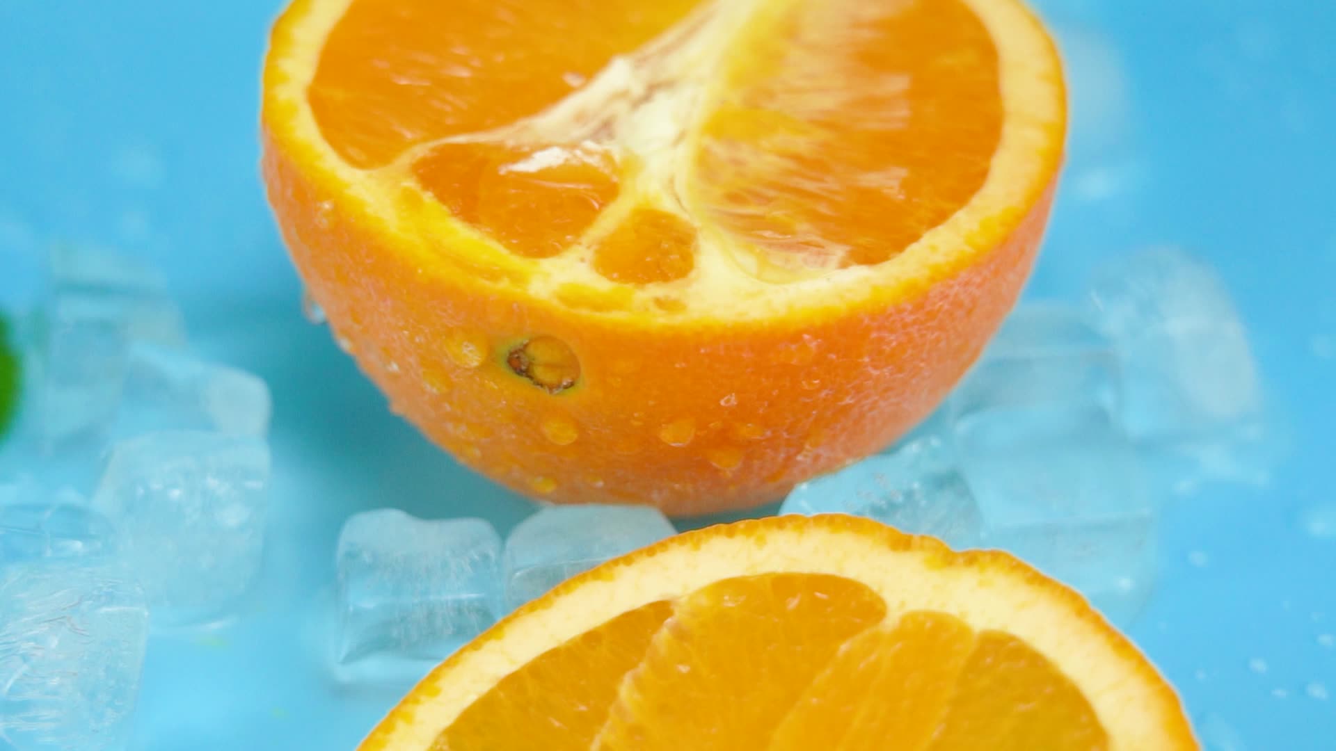 4K夏天夏季水果冰镇橙子实拍视频视频的预览图