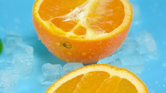4K夏天夏季水果冰镇橙子实拍视频视频的预览图