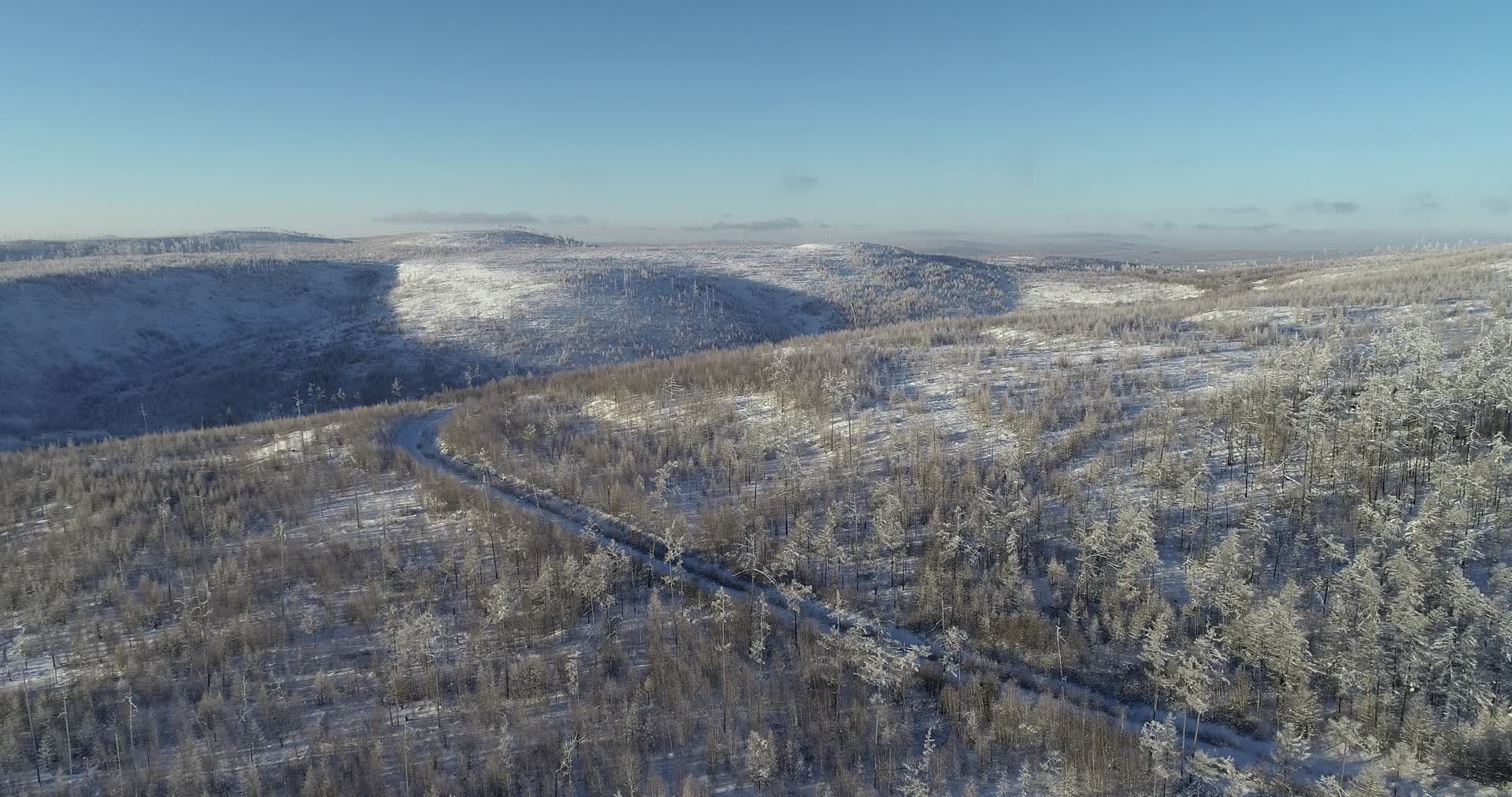 航拍大兴安岭寒冬雪景雾凇视频的预览图