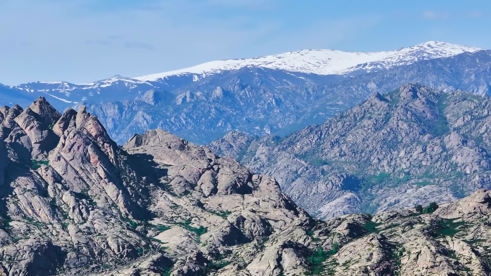 4K航拍新疆阿勒泰福海县萨尔布拉克地貌视频的预览图