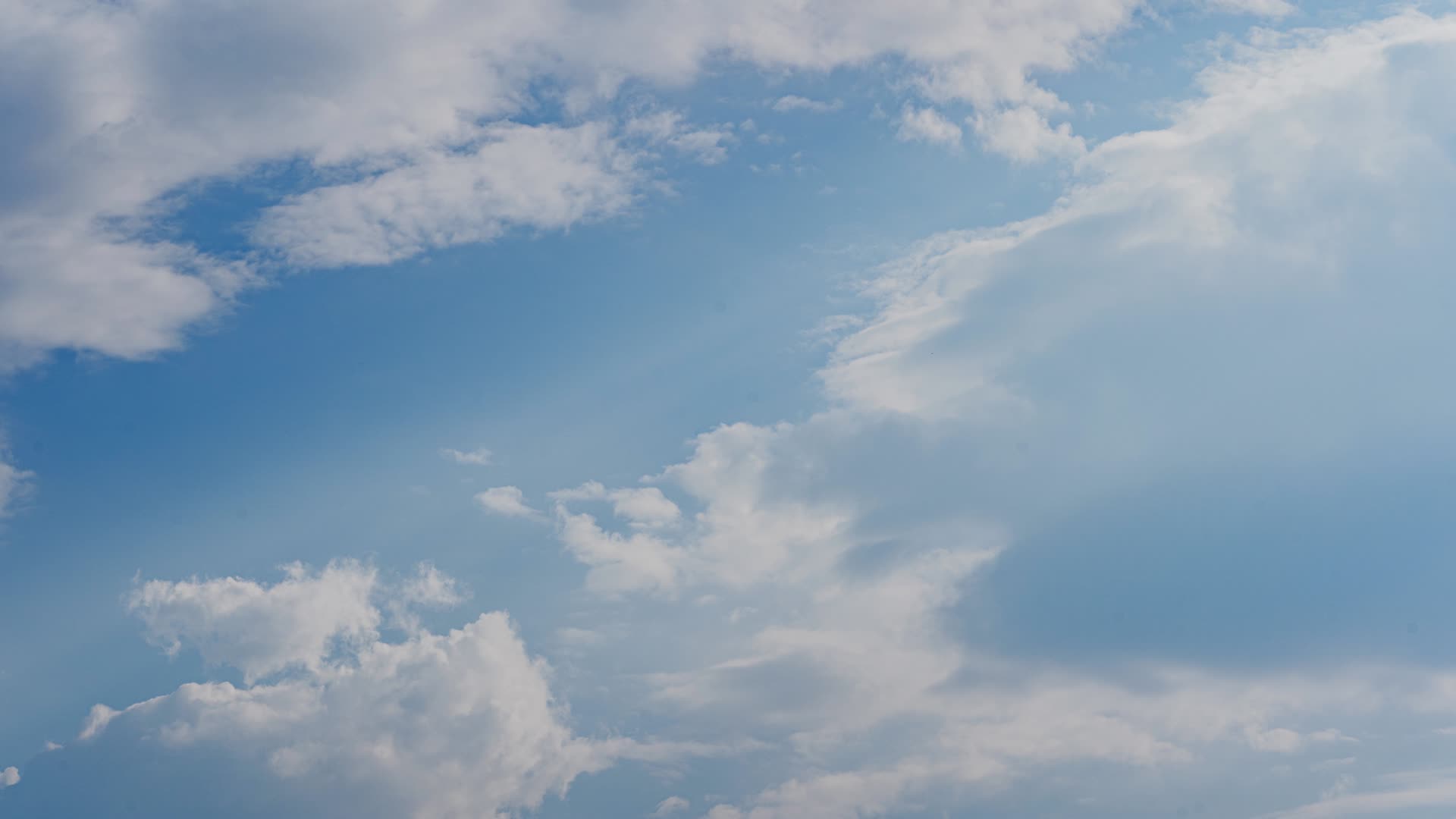 蓝天白云飘动延时摄影视频8K视频的预览图
