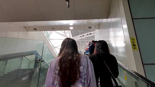 广州南站高铁动车站站台乘客乘车高铁站旅客站台等车高铁赶车视频的预览图