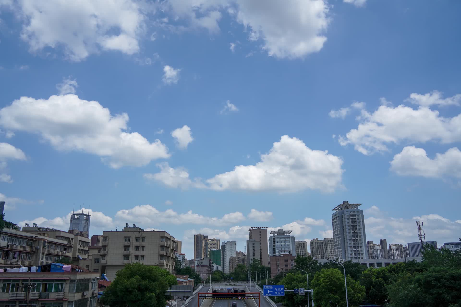 蓝天白云下的城市天际线延时视频的预览图