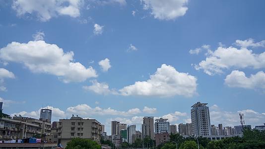 蓝天白云下的城市天际线延时视频的预览图