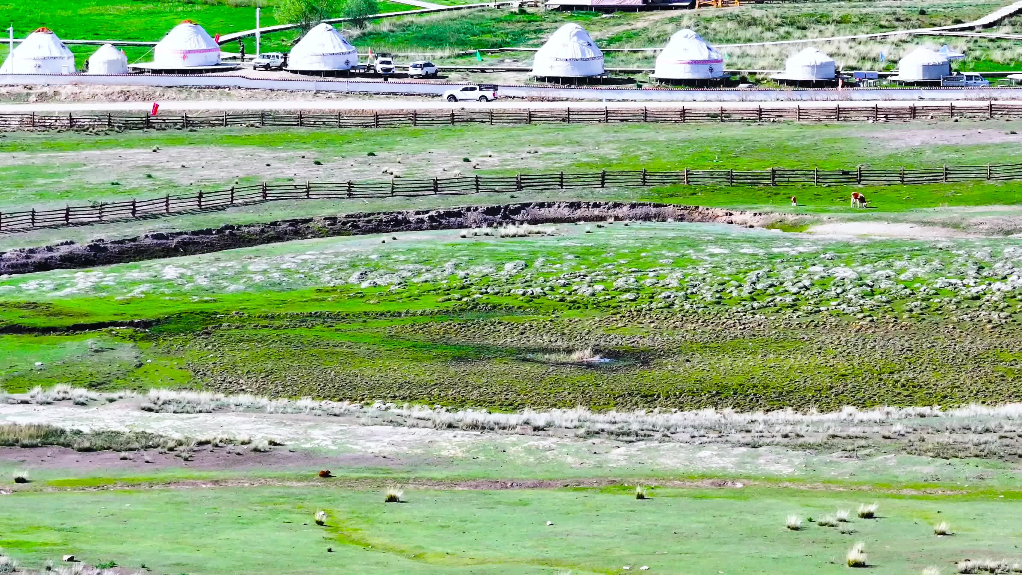 4K航拍新疆阿勒泰福海县萨尔布拉克草原风光视频的预览图