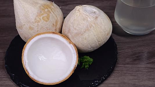 牛奶椰子椰肉椰子椰皇视频的预览图
