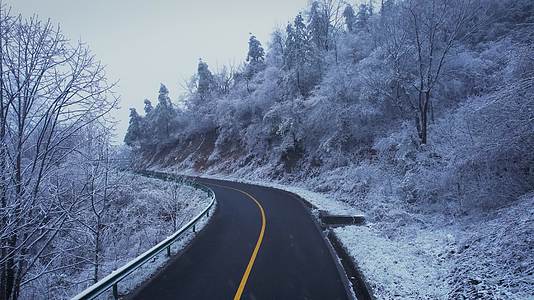 4K雪花道路冬天景色视频视频的预览图