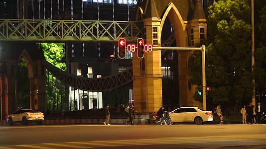 4K夜晚城市街景红绿灯闪烁车流升格视频视频的预览图
