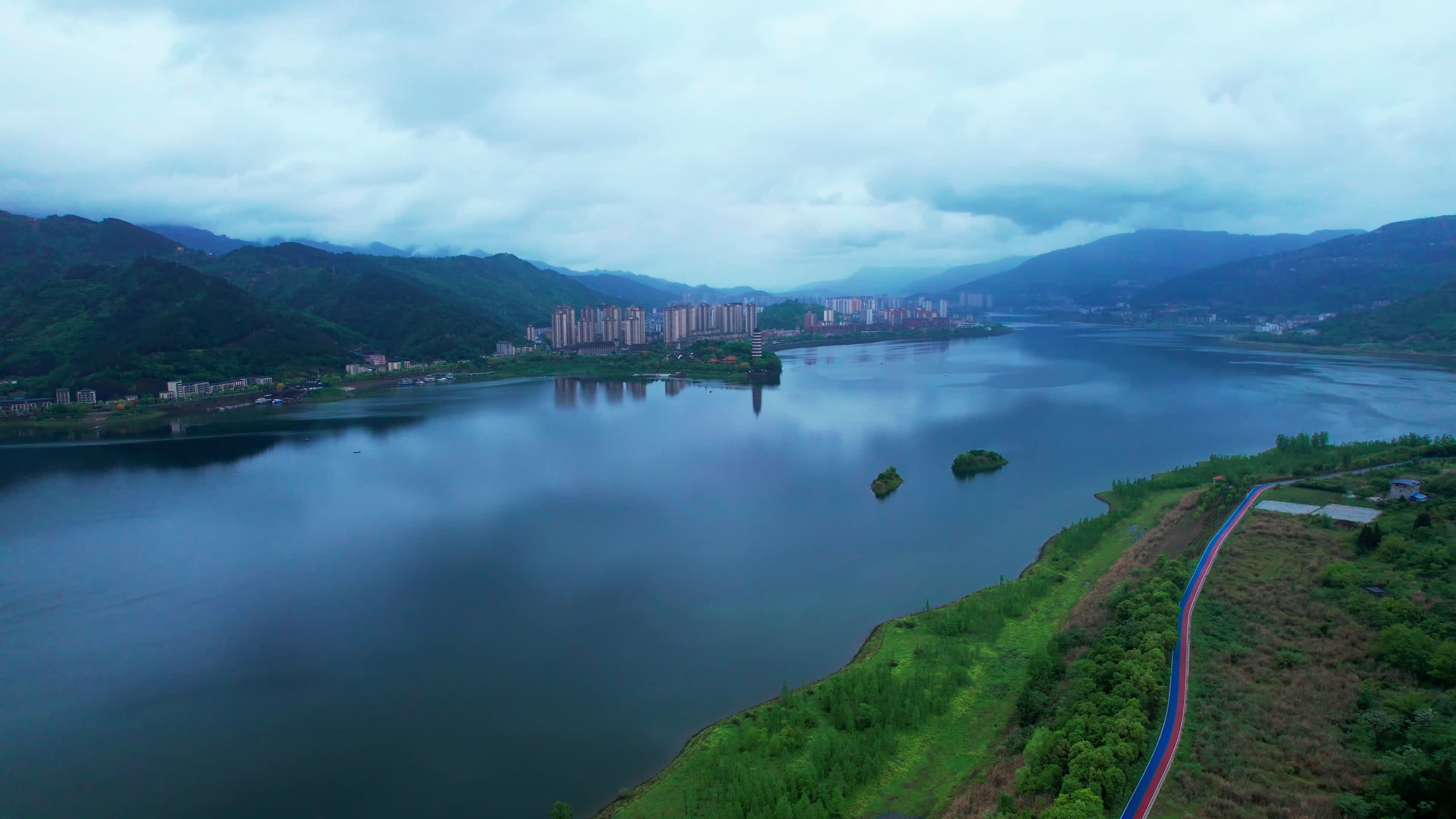 4K重庆汉丰湖自然风光航拍视频视频的预览图