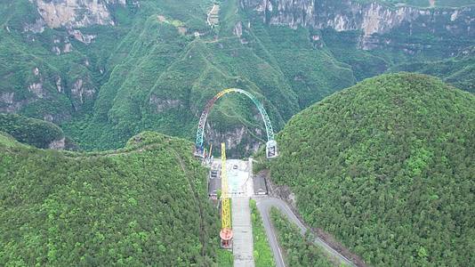 4K重庆龙缸地质公园网红秋千航拍视频视频的预览图