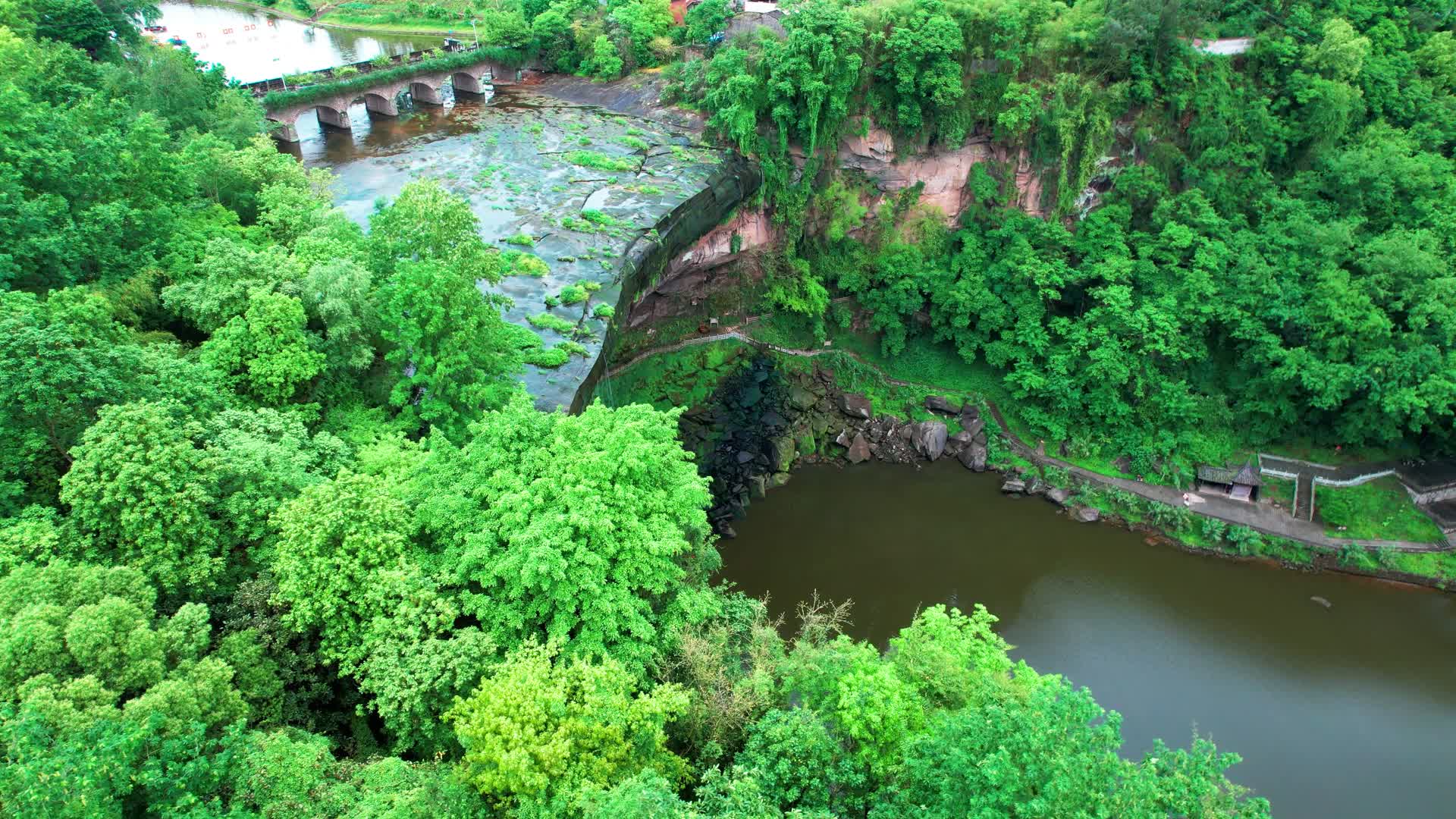 4K重庆万州大瀑布枯水期航拍视频视频的预览图