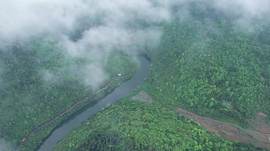 4K自然山峰河流烟雾缭绕航拍视频视频的预览图