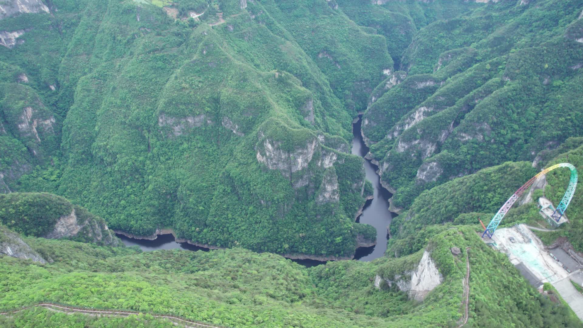 4K自然山峰喀斯特地貌山峰河流航拍视频视频的预览图