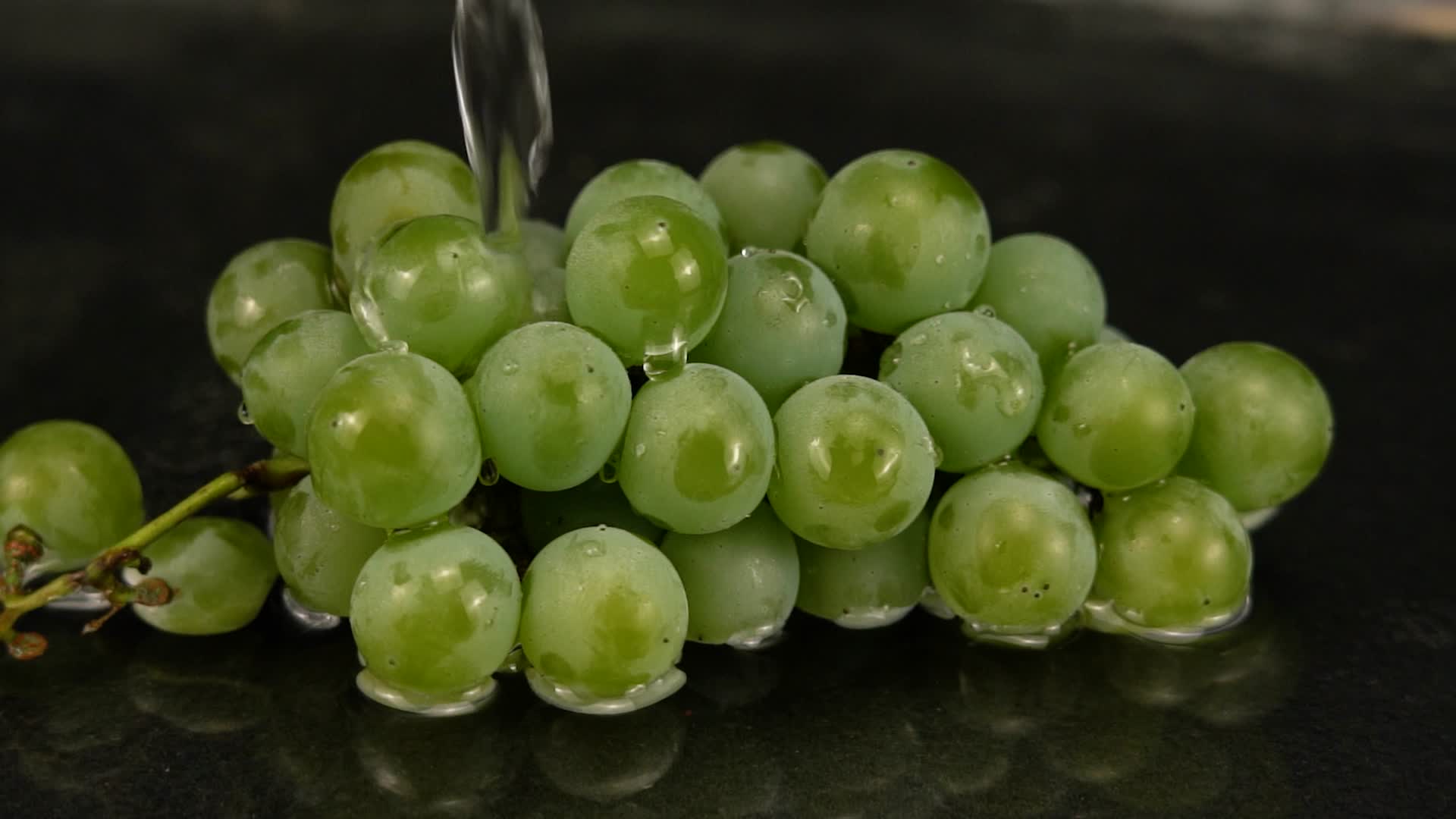 4K新鲜的葡萄夏季水果实拍视频视频的预览图
