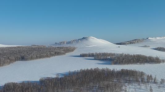 航拍大兴安岭丘陵山地田野雪景视频的预览图