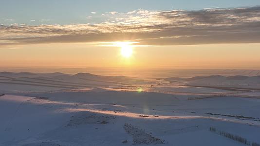 航拍大兴安岭丘陵山地田野雪景夕阳视频的预览图