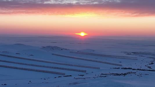 航拍大兴安岭丘陵山地田野雪景夕阳视频的预览图