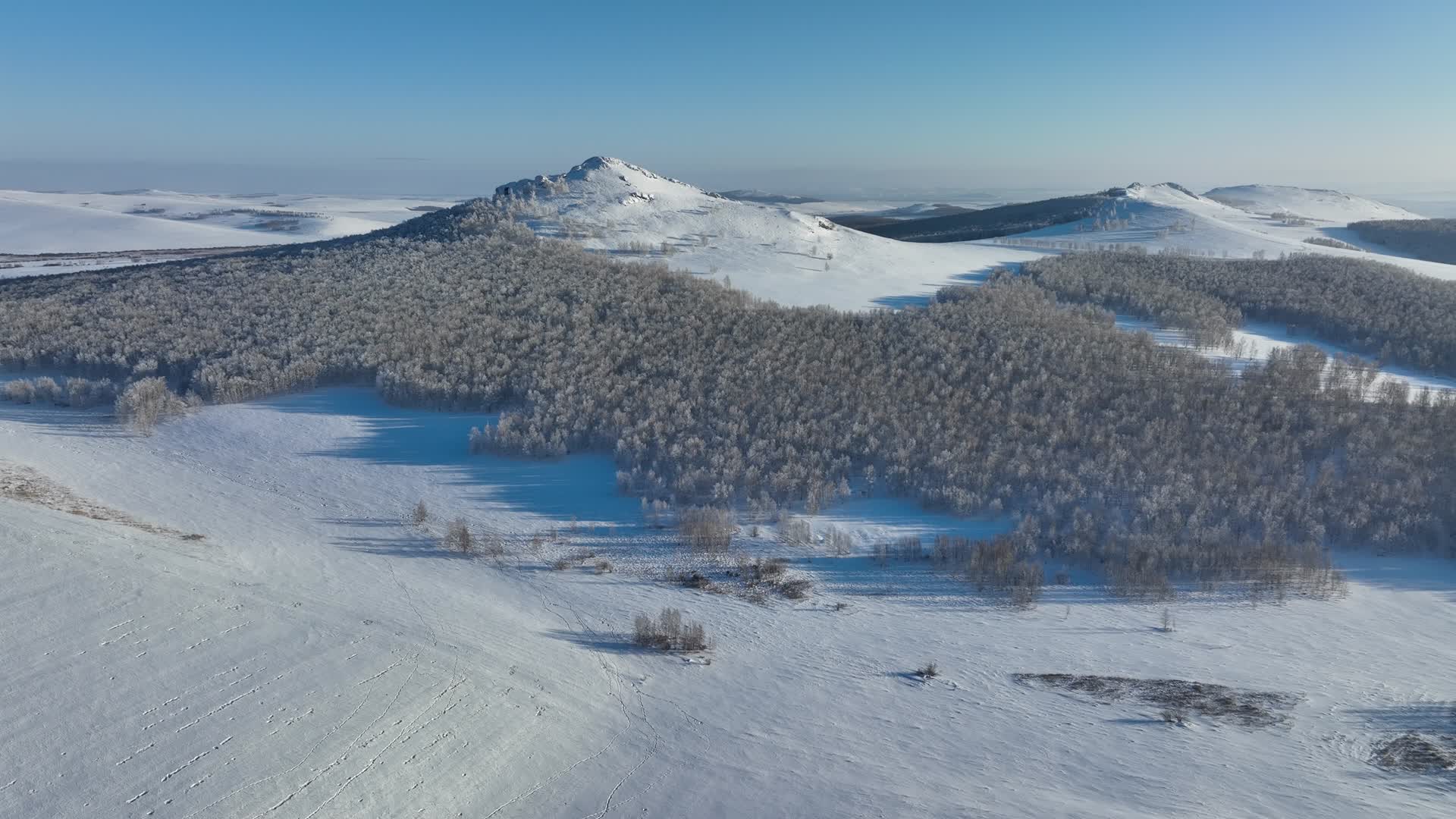 航拍大兴安岭丘陵山地田野雪景视频的预览图