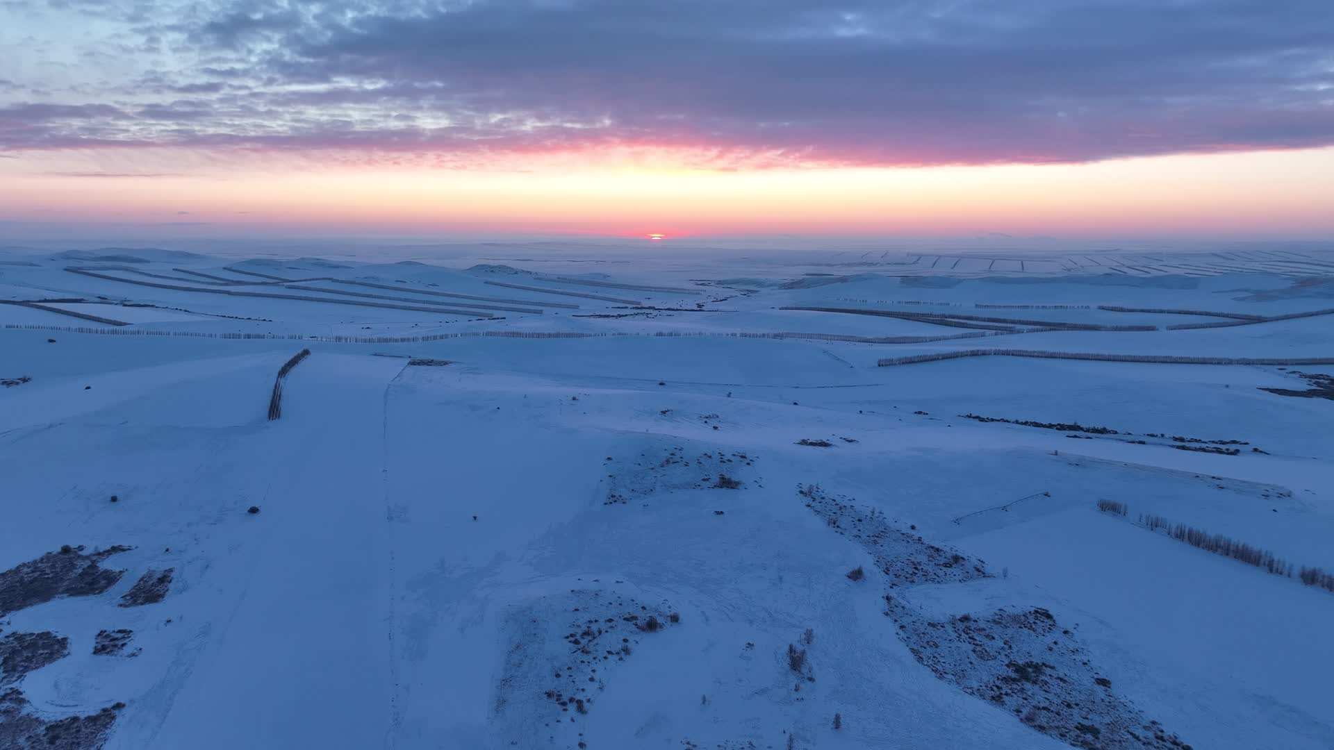 航拍大兴安岭寒冬雪景雾凇视频的预览图