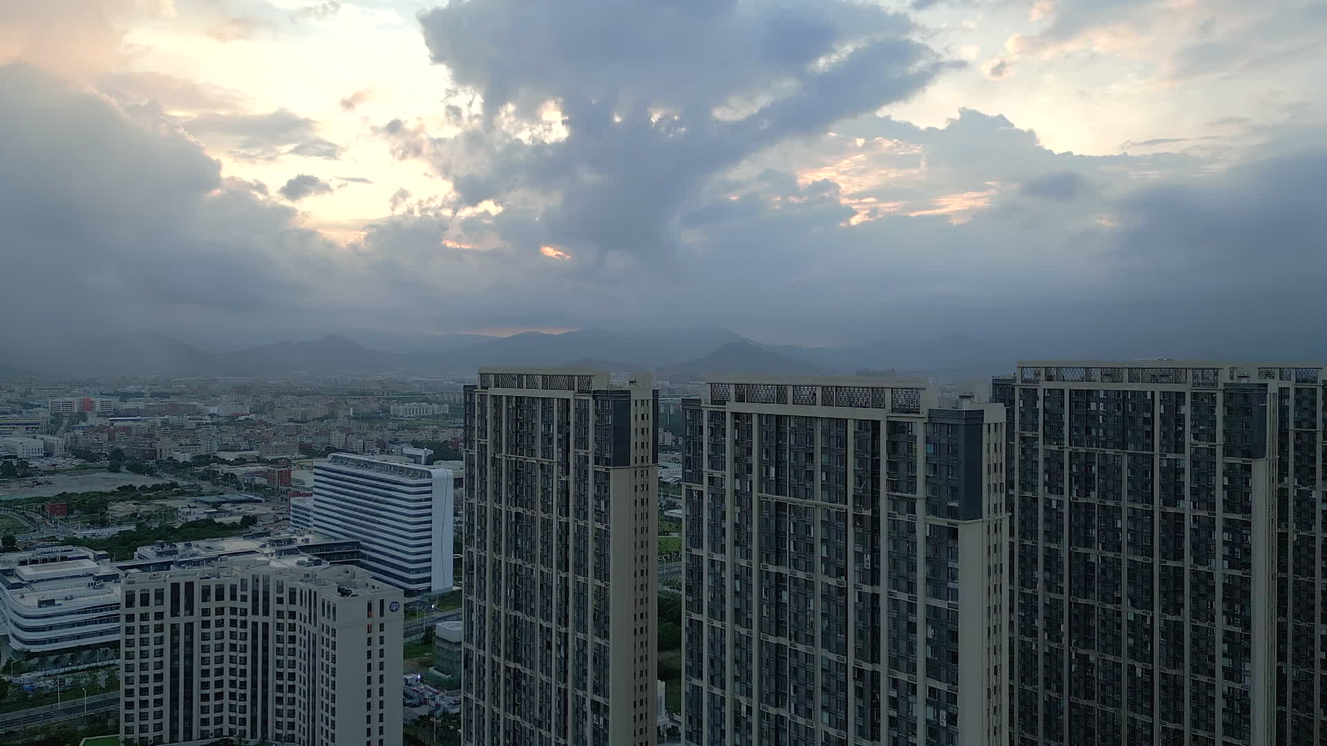 厦门环东同安新城住宅区黄昏航拍视频的预览图
