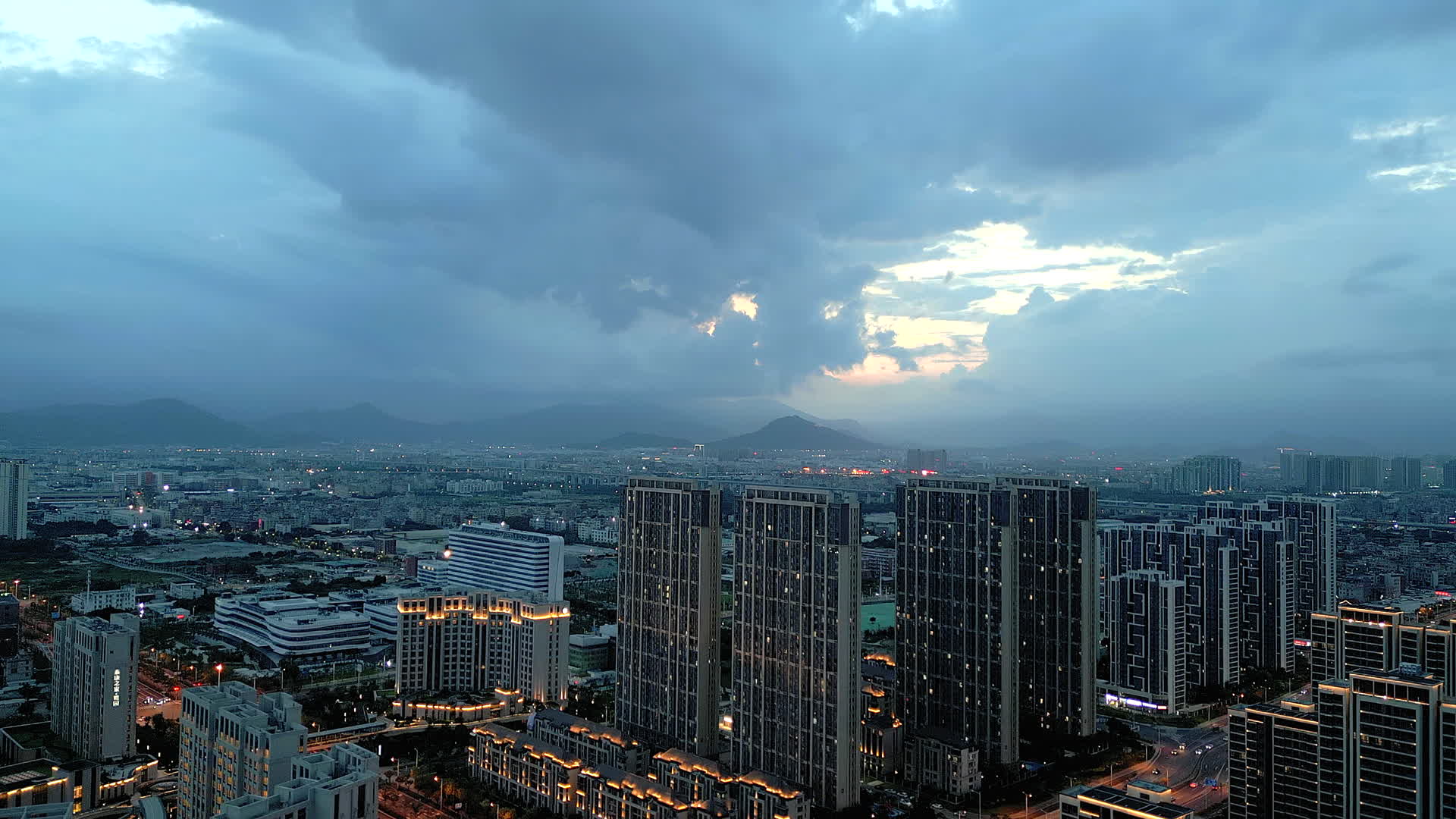 厦门环东同安新城住宅区黄昏航拍视频的预览图