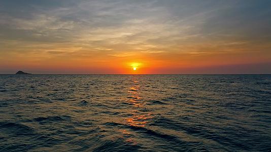 大海夕阳日出海面航拍海边日出日落视频的预览图