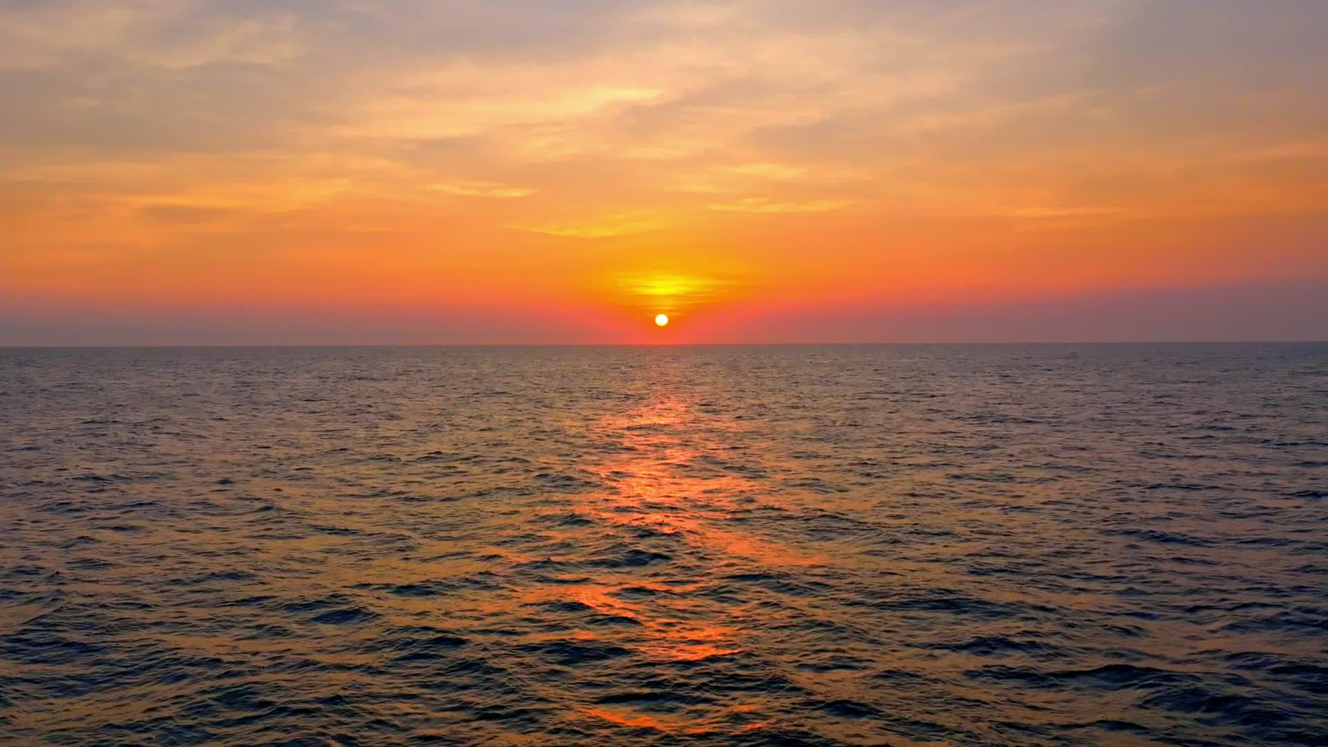 大海夕阳日出海面航拍海边日出日落视频的预览图