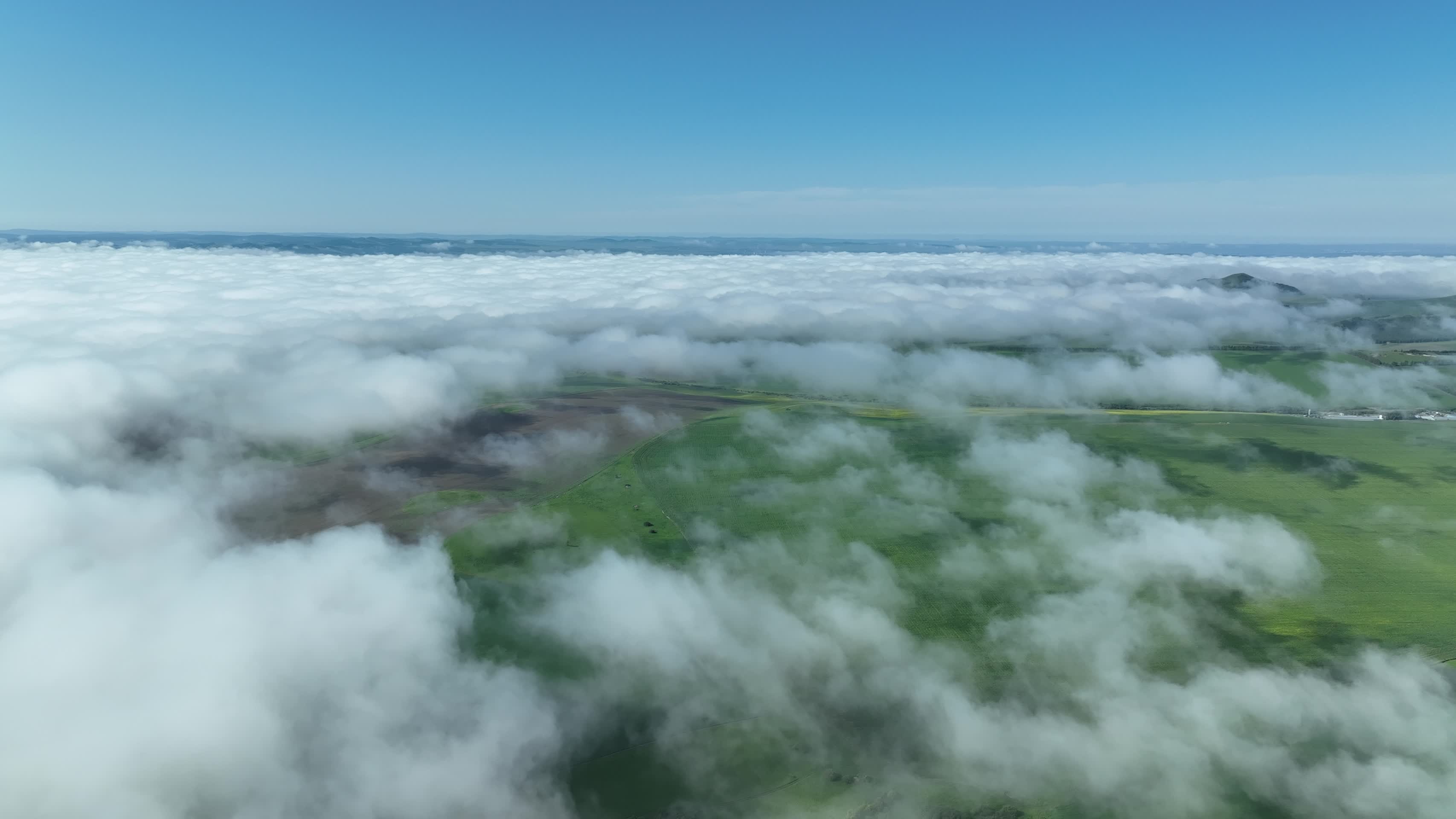 航拍丘陵湿地夏日云雾云海风景视频的预览图