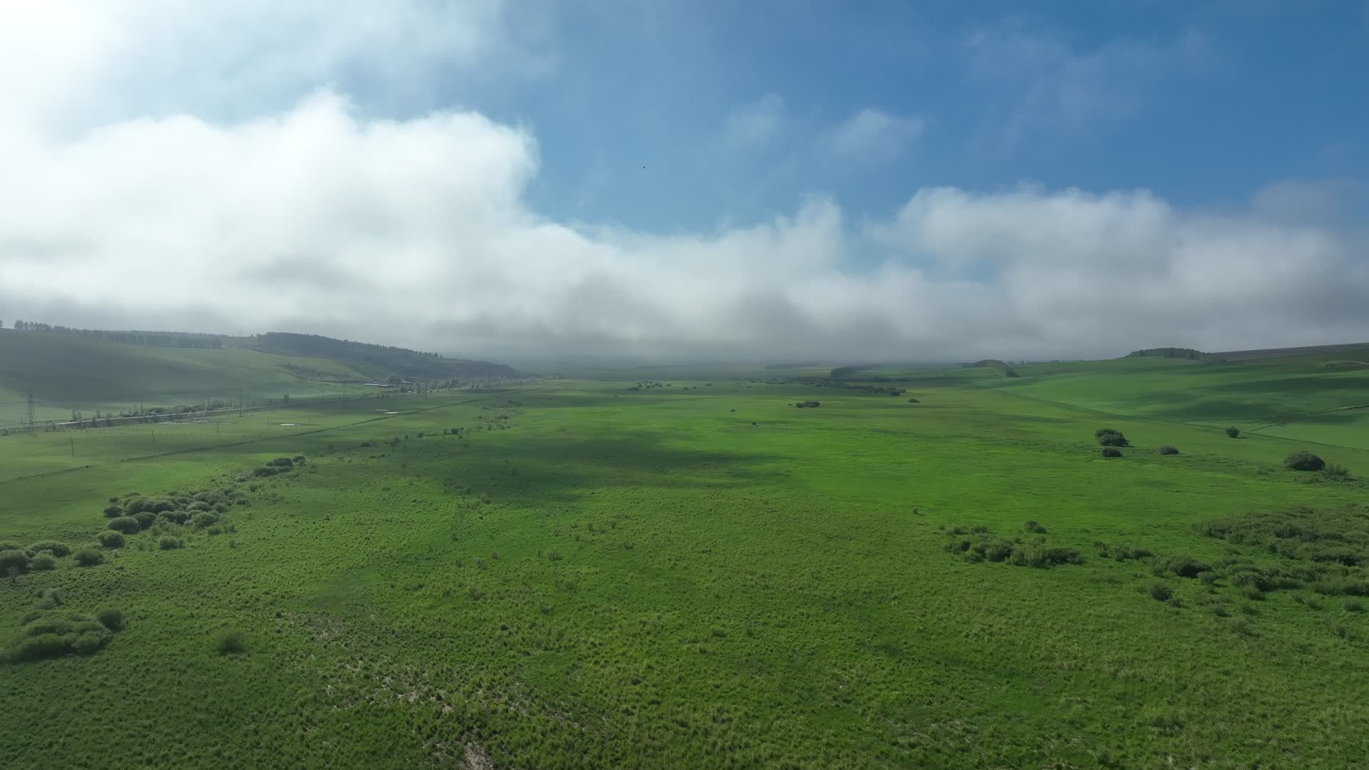 航拍丘陵湿地夏日云雾云海风景视频的预览图