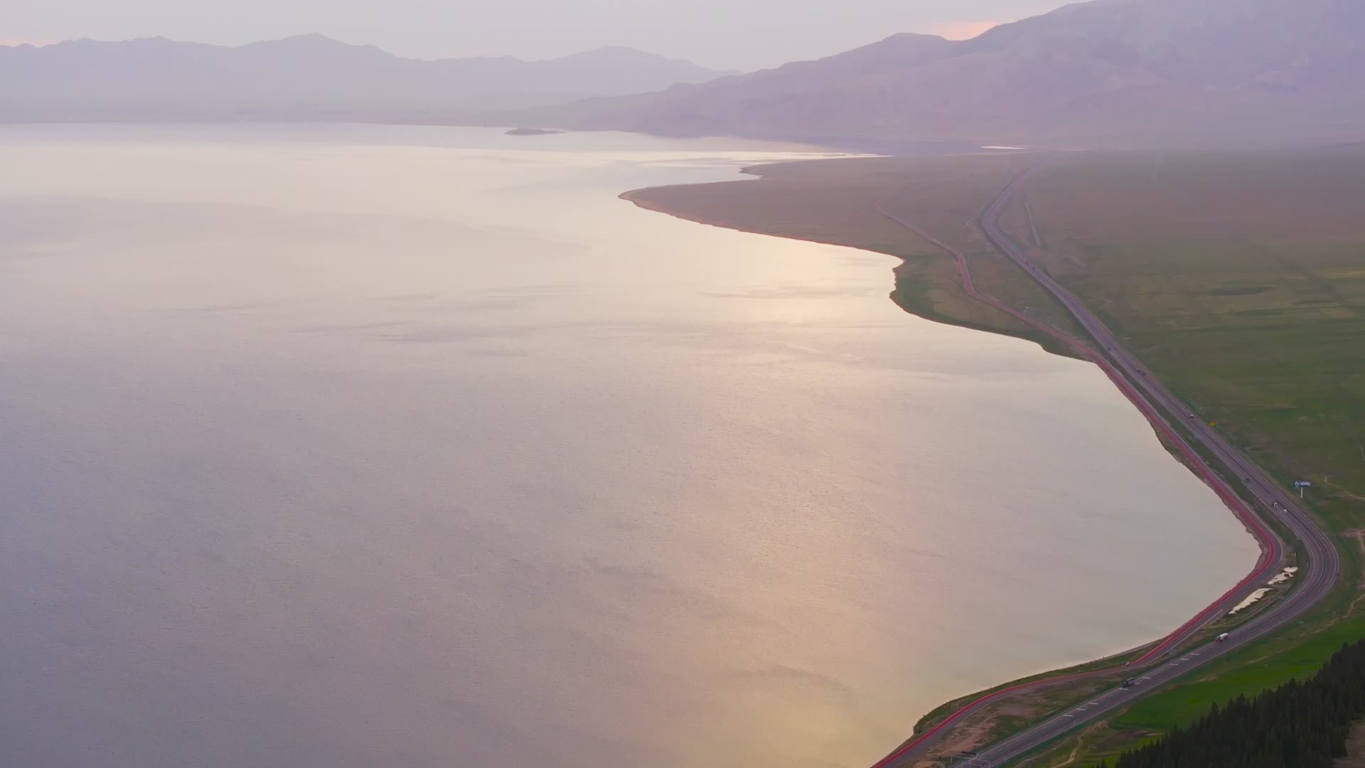 4K航拍新疆赛里木湖自然美景视频的预览图